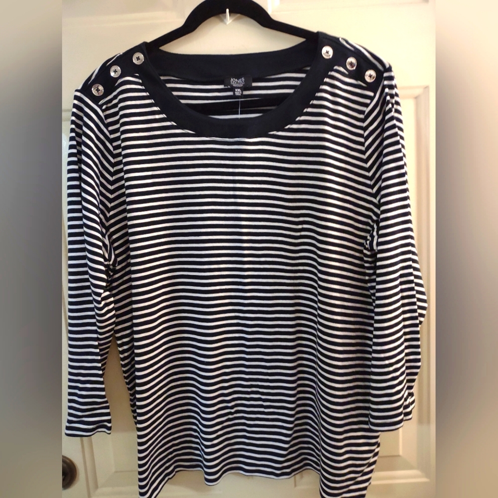 NWTS JONES OF NEW YORK WOMENS STRIPPED BLACK AND WHITE SHIRT
